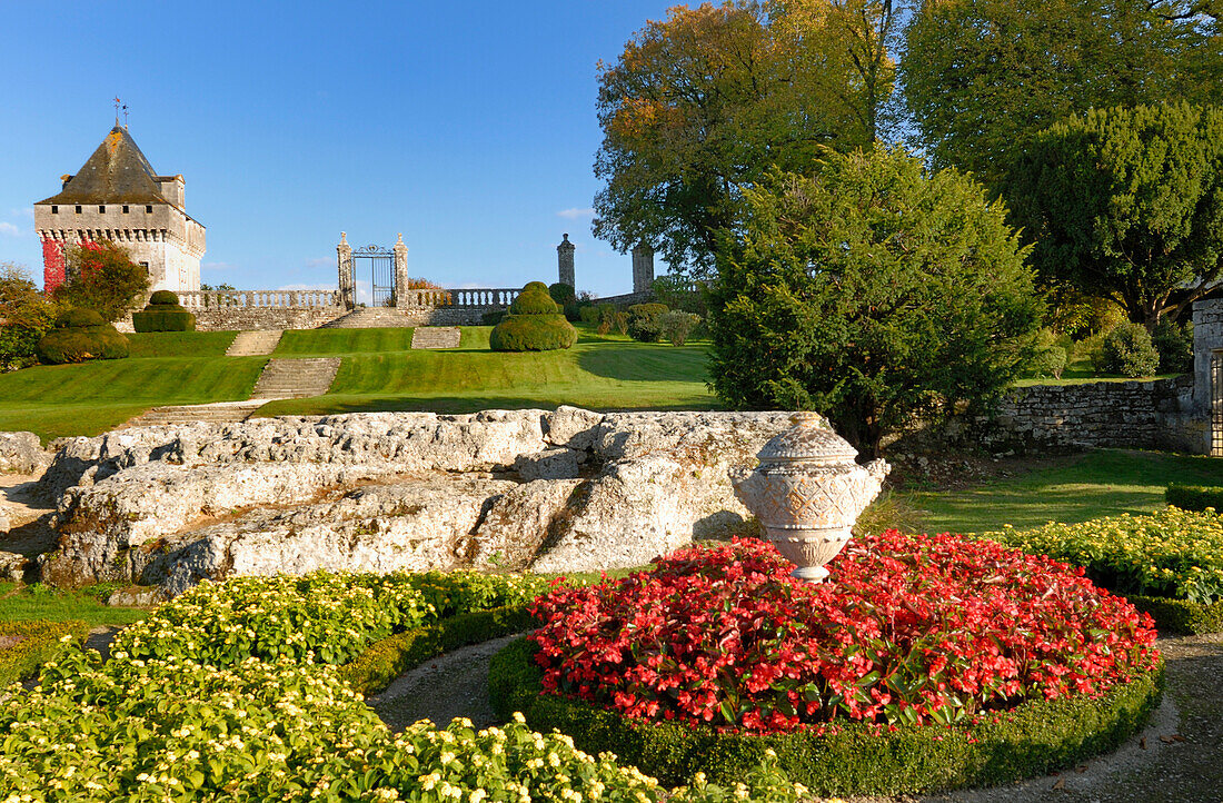 France, Charente-Maritime,. Poitou-Charentes, La Roche-Courbon castle (XVI°-XVII°), garden