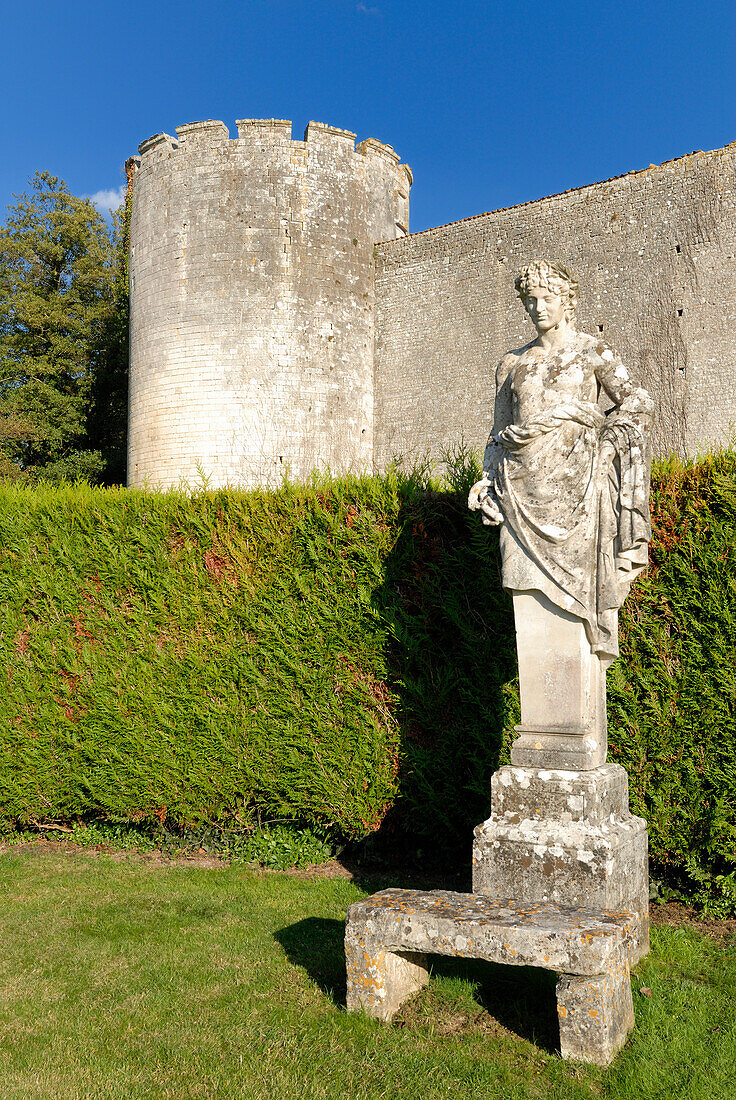 France, Charente-Maritime,. Poitou-Charentes, La Roche-Courbon castle (XVI°-XVII°), statue