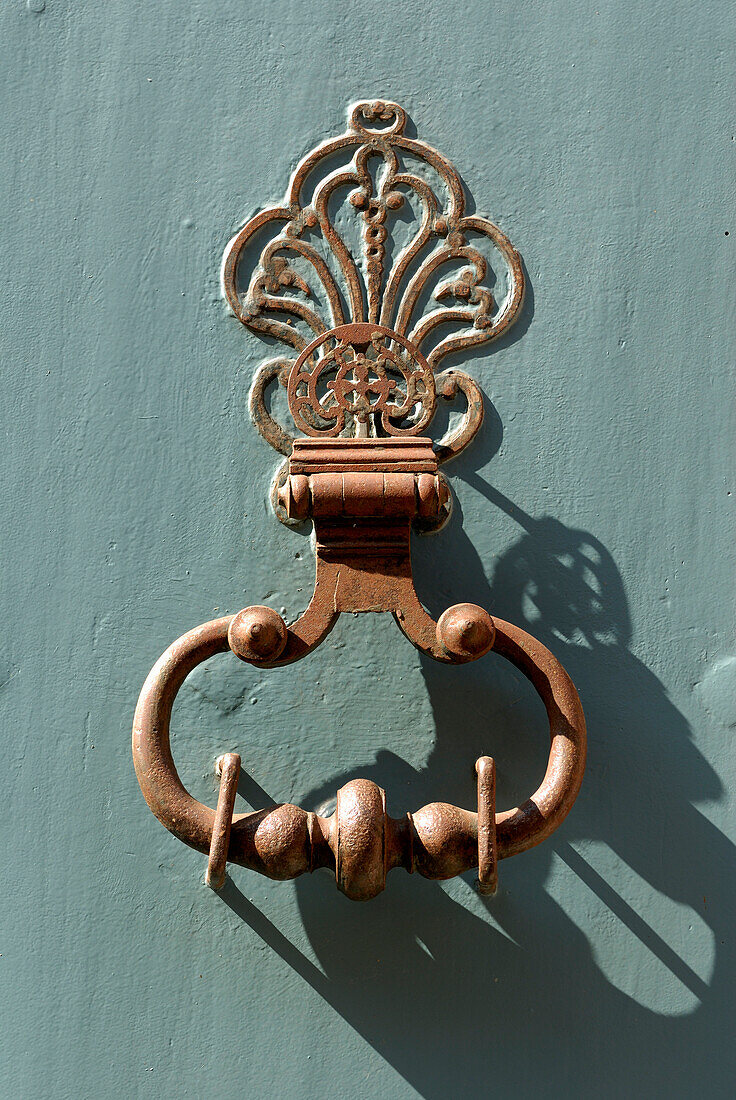 France, Midi-Pyrénées, Hautes-Pyrénées, Toulouse, door knocker, close-up