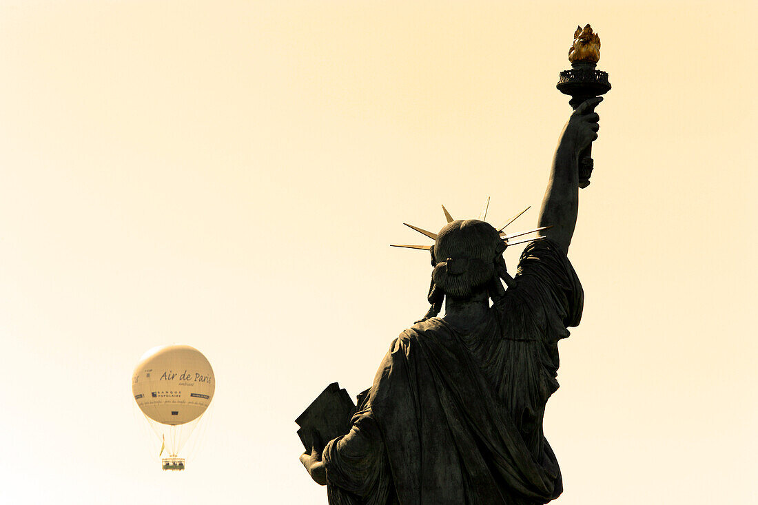 France, Paris, 15th arrondissement, Statue of Liberty, hot-air balloon