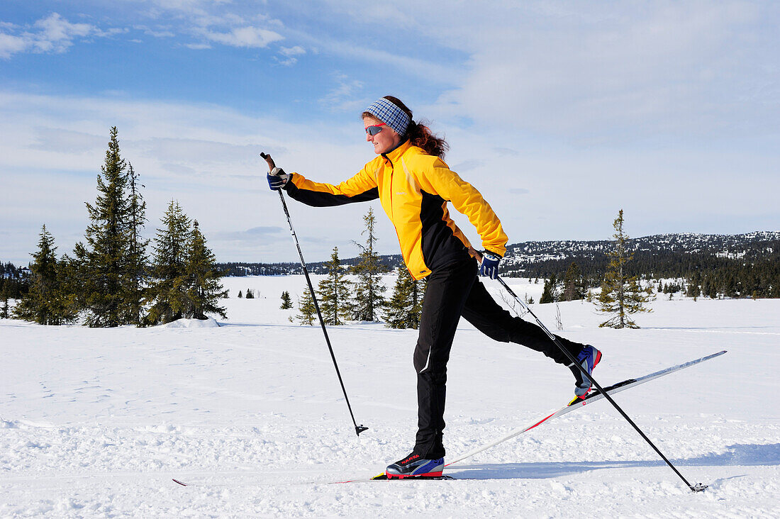 Frau beim Langlaufen, Lillehammer, Norwegen