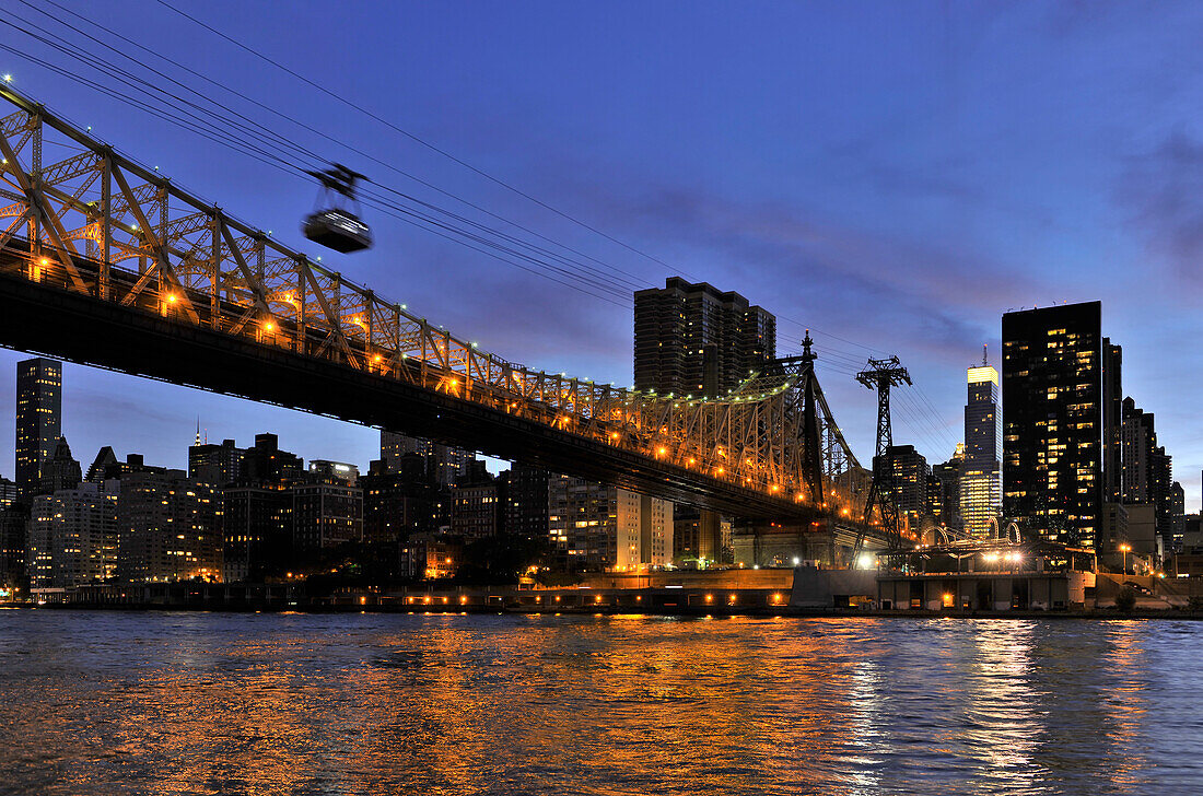 Queensborough Bridge, Skyline, Rooseveld Island Cable Car, East River, New York, USA