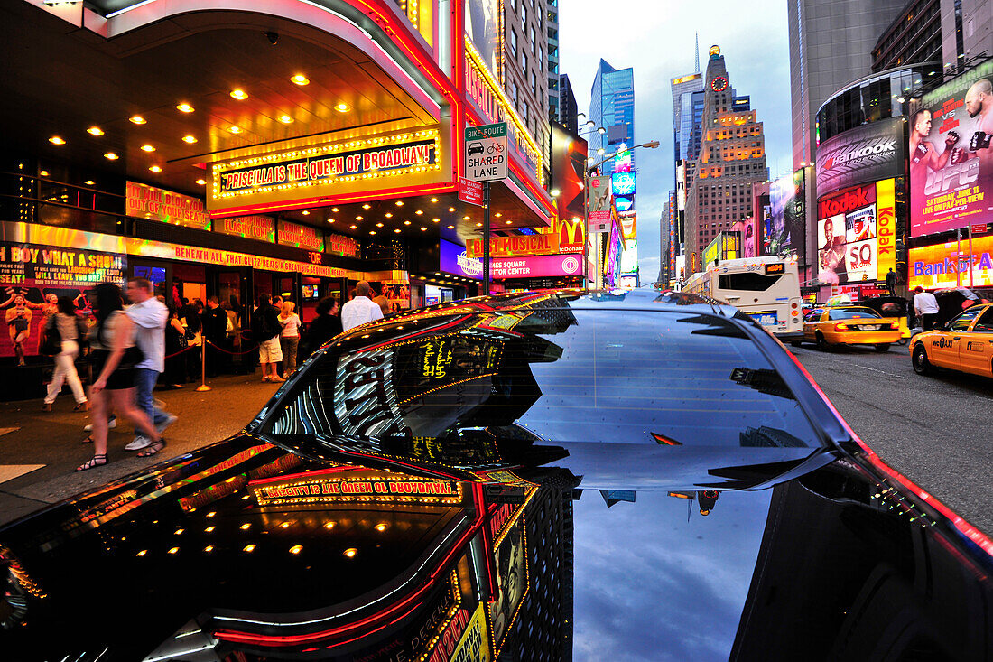 Spiegelung an der Oberfläche eines schwarzes Autos, Times Square, Manhattan, New York City, USA