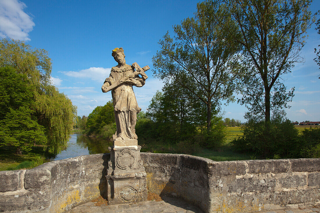 Brückenfigur St. Nepomuk, Brücke über die Altmühl, Ornbau, Altmühltal, Franken, Bayern, Deutschland, Europa