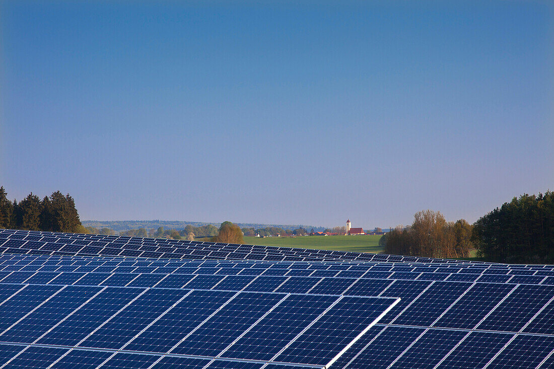 Solaranlage auf einem Feld, Altmühltal, Bayern, Deutschland, Europa