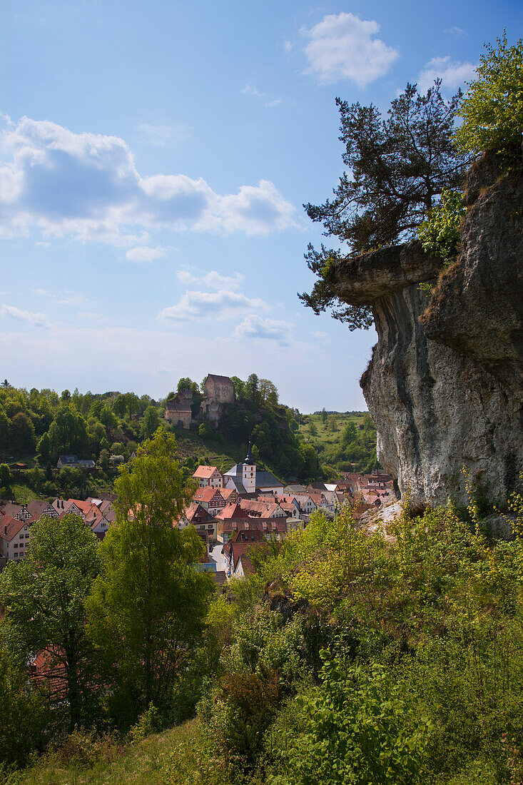 Blick von den Kalksteinfelsen über den Ort zur Burg, Pottenstein, Fränkische Schweiz, Franken, Bayern, Deutschland, Europa