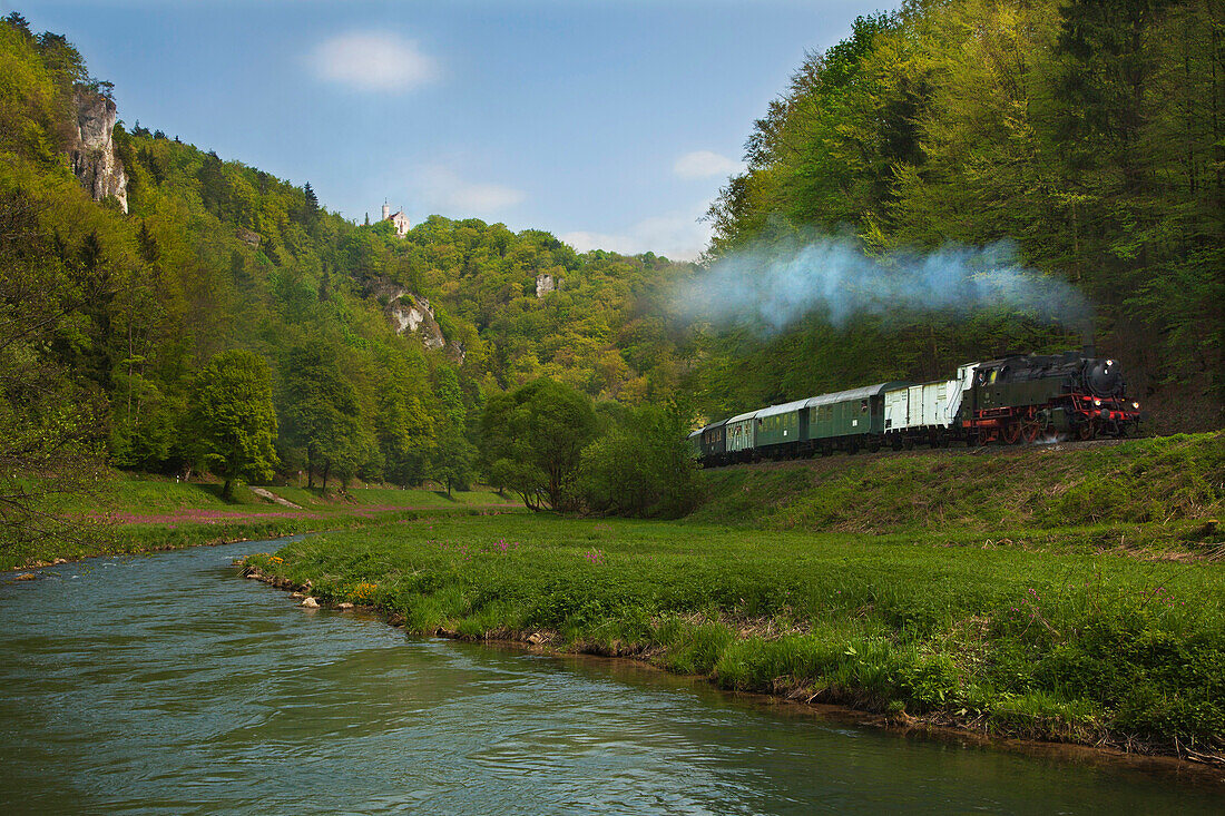 Historische Dampfeisenbahn im Wiesenttal unterhalb der Burg Gößweinstein, Fränkische Schweiz, Franken, Bayern, Deutschland, Europa