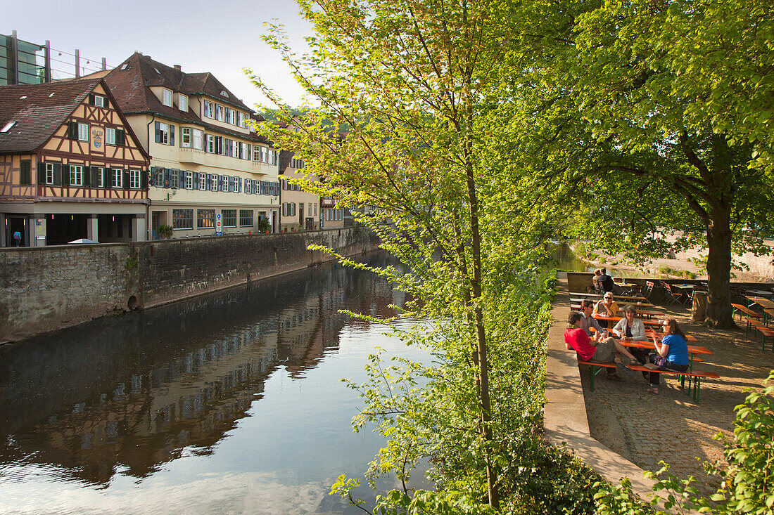 Menschen im Biergarten, Fachwerkhäuser an der Kocher, Schwäbisch Hall, Hohenloher Land, Baden-Württemberg, Deutschland, Europa