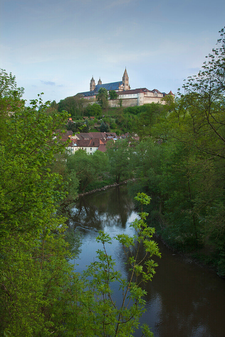 Blick über die Kocher zur Comburg, Schwäbisch Hall, Hohenloher Land, Baden-Württemberg, Deutschland, Europa