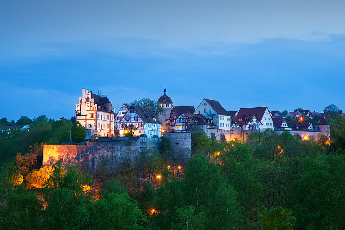 Blick auf Schloss und Torturm am Abend, Vellberg, Hohenloher Land, Baden-Württemberg, Deutschland, Europa