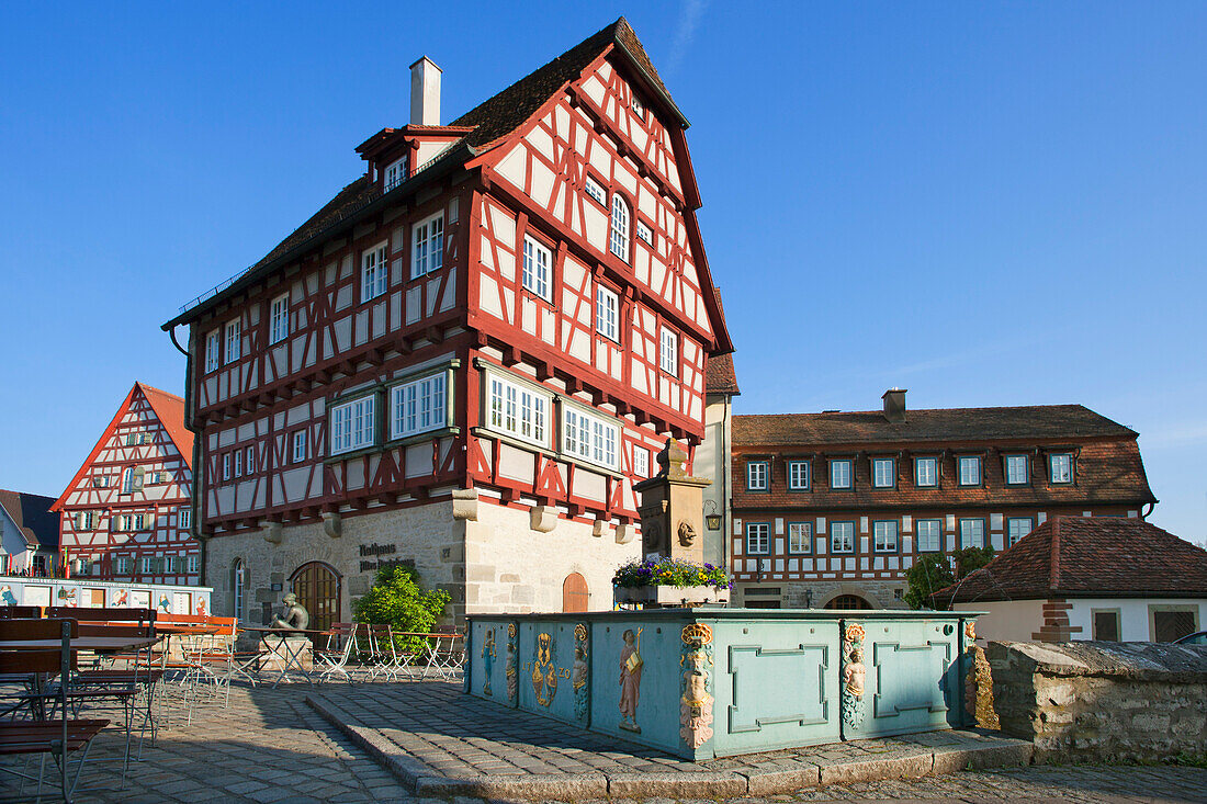 Altes Amtshaus mit Brunnen, Vellberg, Hohenloher Land, Baden-Württemberg, Deutschland, Europa
