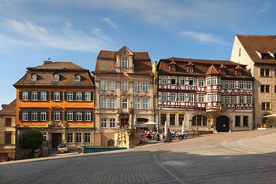 Straßencafe und Häuser am historischen Marktplatz, Schwäbisch Hall, Hohenloher Land, Baden-Württemberg, Deutschland, Europa