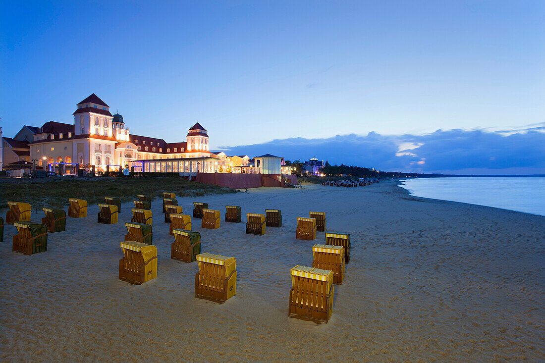 Blick über den Strand zum Kurhaus am Abend, Binz, Insel Rügen, Ostsee, Mecklenburg-Vorpommern, Deutschland, Europa