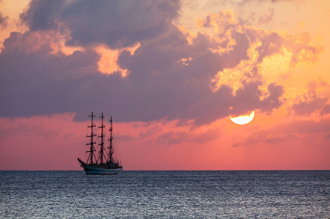 Segelschiff „Sedov“ ankert vor Binz bei Sonnenaufgang, Insel Rügen, Ostsee, Mecklenburg-Vorpommern, Deutschland, Europa