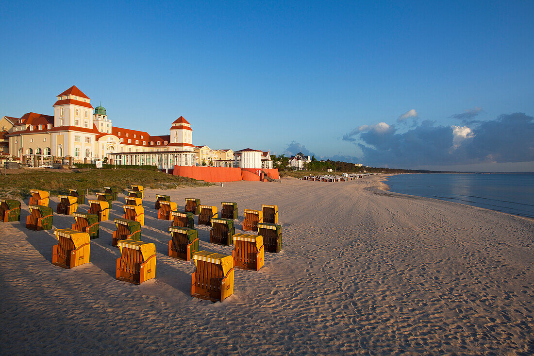 Strandkörbe vor dem Kurhaus, Binz, Insel Rügen, Ostsee, Mecklenburg-Vorpommern, Deutschland