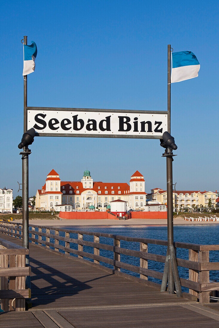 Blick von der Seebrücke zum Kurhaus, Binz, Insel Rügen, Ostsee, Mecklenburg-Vorpommern, Deutschland, Europa