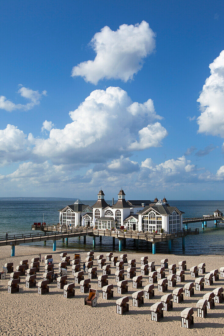 Wolken über der Seebrücke und dem Strand, Sellin, Insel Rügen, Ostsee, Mecklenburg-Vorpommern, Deutschland, Europa