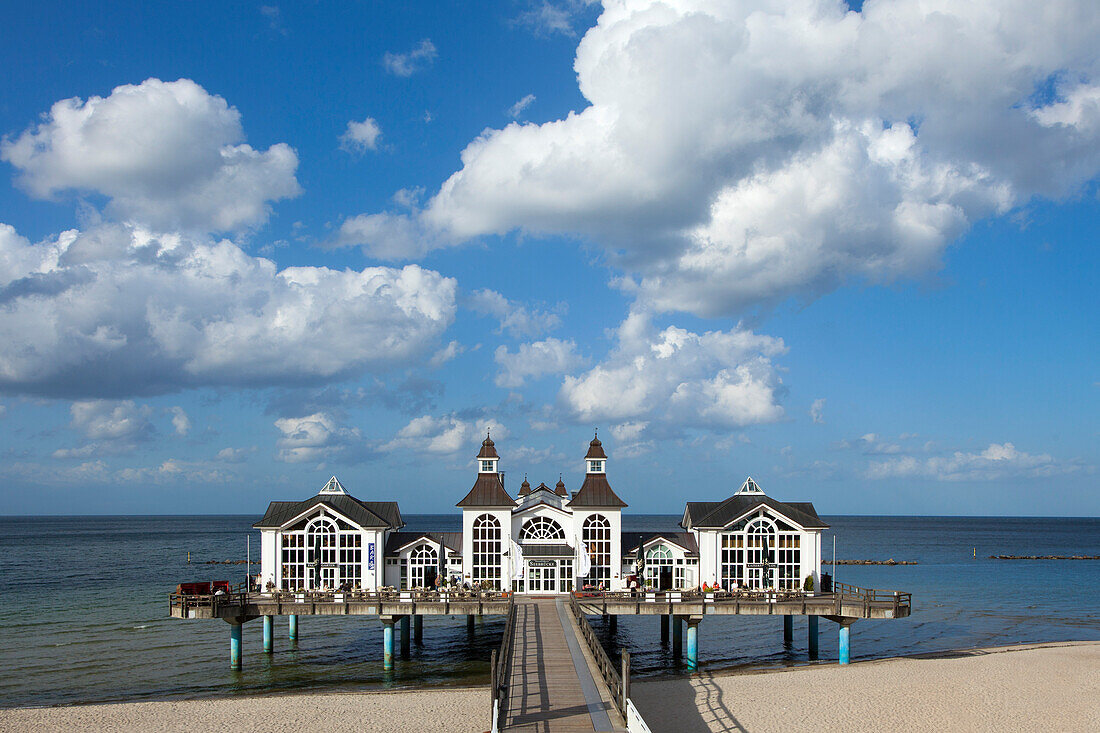 Wolken über der Seebrücke und dem Strand, Sellin, Insel Rügen, Ostsee, Mecklenburg-Vorpommern, Deutschland