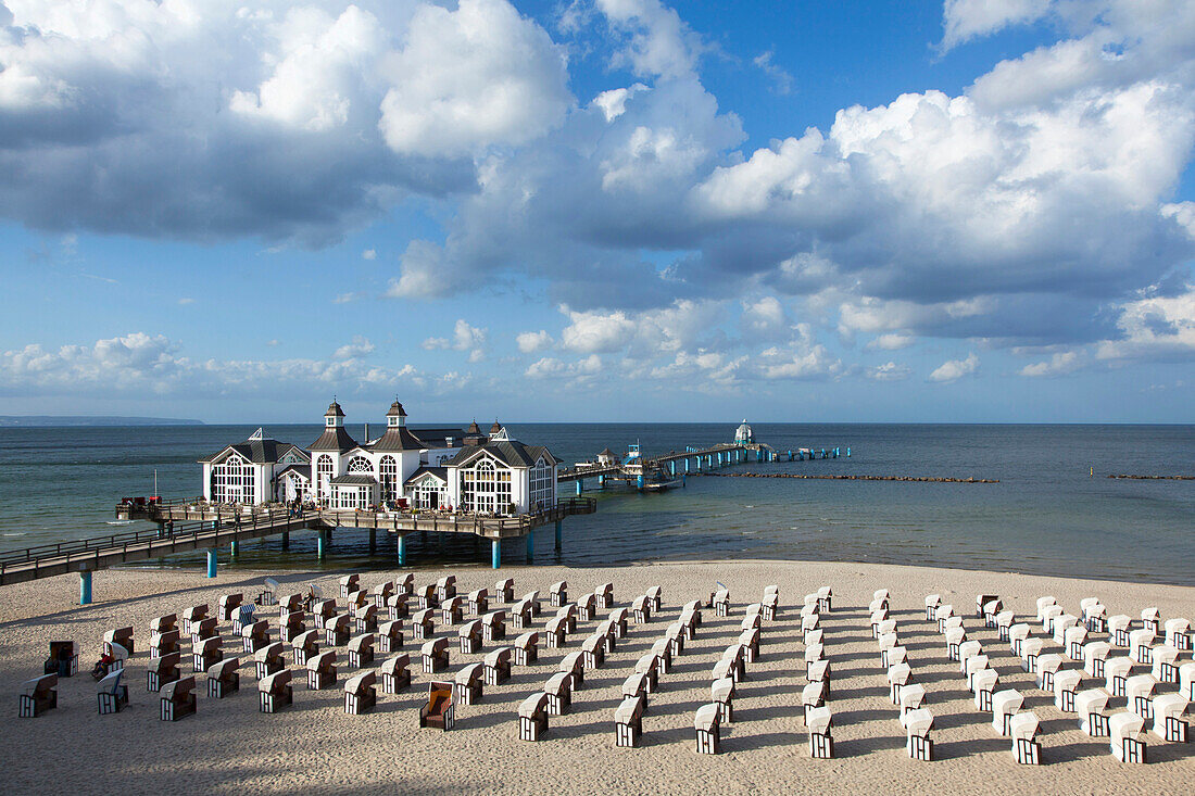 Wolken über der Seebrücke und dem Strand, Sellin, Insel Rügen, Ostsee, Mecklenburg-Vorpommern, Deutschland, Europa