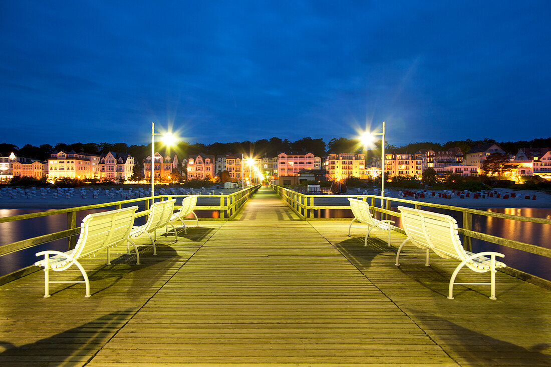 Bänke auf der Seebrücke am Abend, Bansin, Insel Usedom, Ostsee, Mecklenburg-Vorpommern, Deutschland