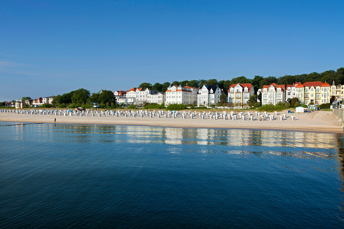 Blick auf die Strandpromenade im Sonnenlicht, Bansin, Insel Usedom, Ostsee, Mecklenburg-Vorpommern, Deutschland, Europa