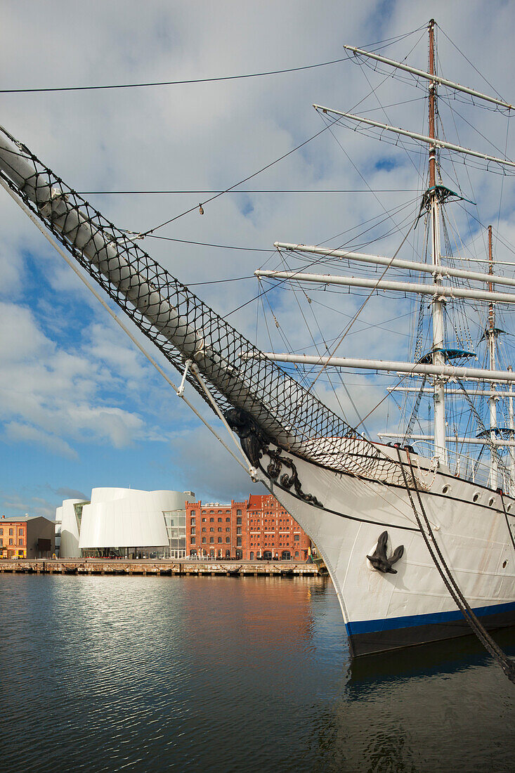 Ozeaneum and tall ship „Gorch Fock I.“ in the harbour, Stralsund, Baltic Sea, Mecklenburg-West Pomerania, Germany