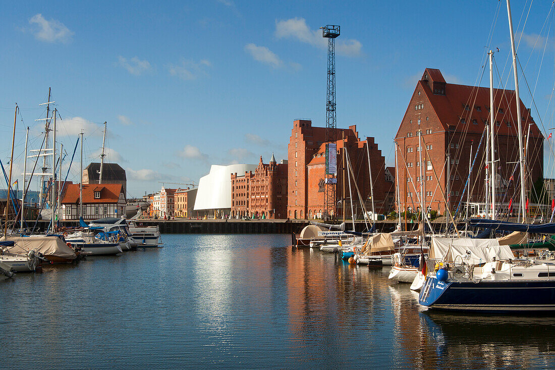 Ozeaneum, Speicherhäuser und Segelschiffe im Hafen, Stralsund, Ostsee, Mecklenburg-Vorpommern, Deutschland