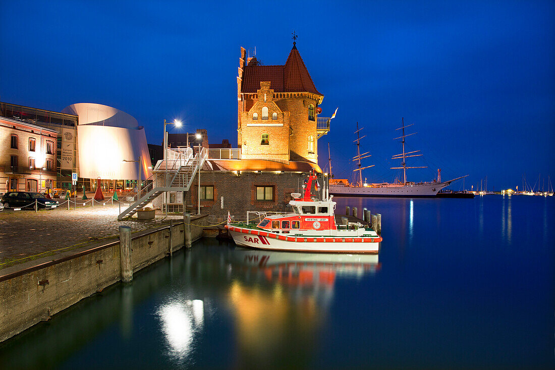 Ozeaneum, Hafengebäude und Segelschiff „Gorch Fock I.“ am Abend, Stralsund, Ostsee, Mecklenburg-Vorpommern, Deutschland