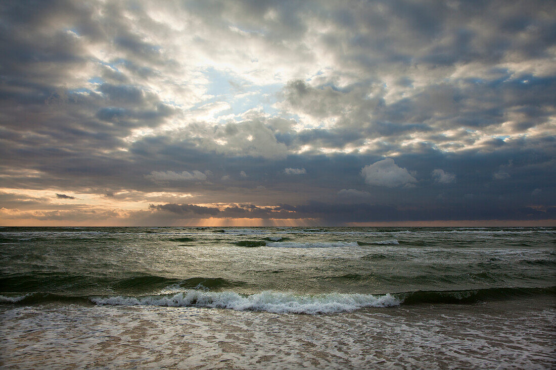 Gewitterwolken am Darßer Weststrand, Fischland-Darß-Zingst, Ostsee, Mecklenburg-Vorpommern, Deutschland