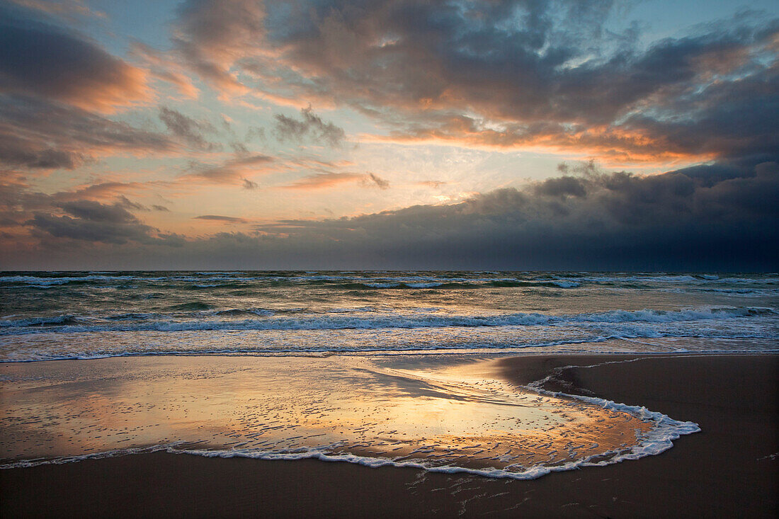 Western beach at dusk, Fischland-Darss-Zingst, Baltic Sea, Mecklenburg-West Pomerania, Germany, Europe