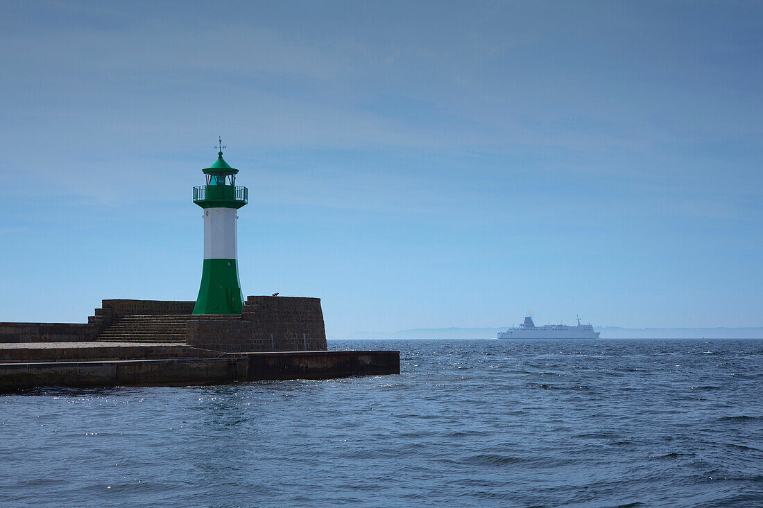 Leuchtturm am Hafen, Fährschiff im Hintergrund, Sassnitz, Insel Rügen, Mecklenburg-Vorpommern, Deutschland