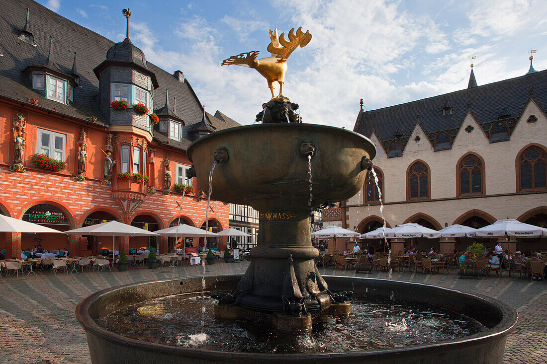 Haus Kaiserworth, Marktbrunnen und Rathaus, Marktplatz, Goslar, Harz, Niedersachsen, Deutschland