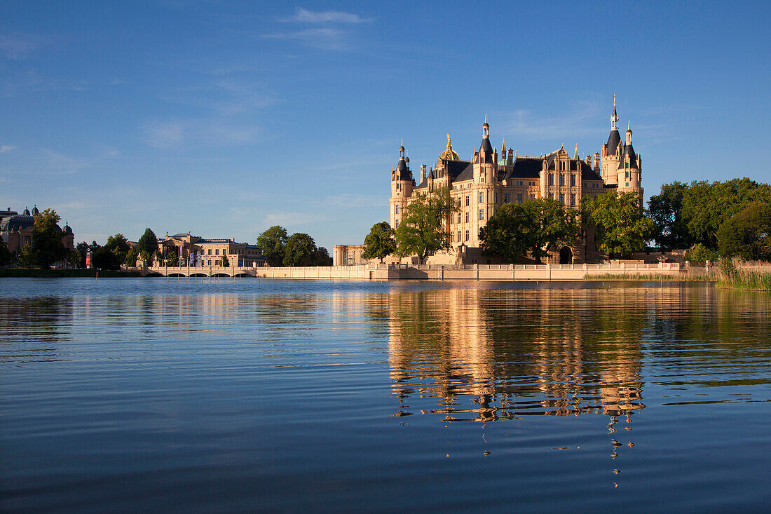 Blick über Schweriner See auf Schweriner Schloss, Schwerin, Mecklenburg-Vorpommern, Deutschland