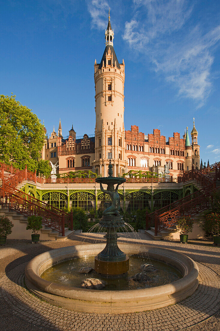 Brunnen vor der Orangerie, Schweriner Schloss, Schwerin, Mecklenburg-Vorpommern, Deutschland