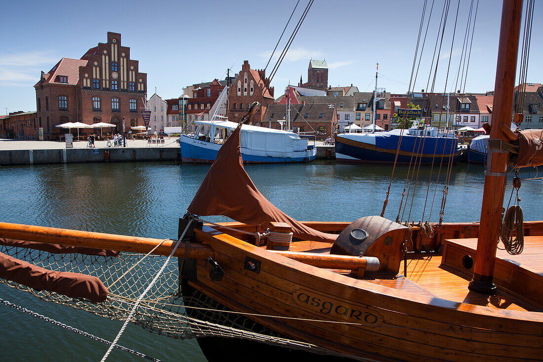 Schiffe im Hafen, Wismar, Ostsee, Mecklenburg-Vorpommern, Deutschland