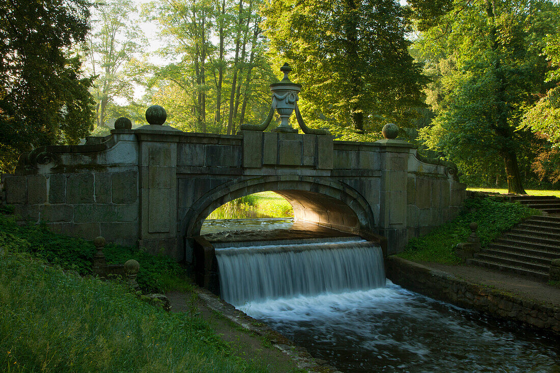 Steinerne Brücke im Schlosspark, Schloss Ludwigslust, Ludwigslust, Mecklenburg-Vorpommern, Deutschland