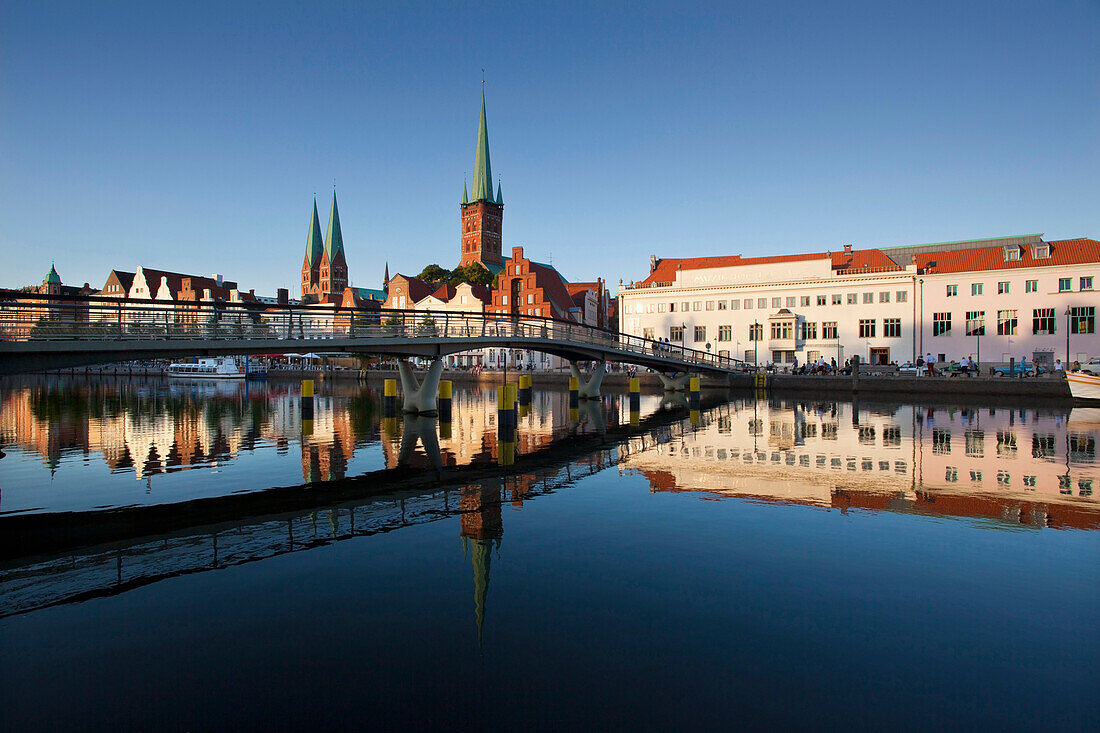 Blick über die Trave zur Altstadt mit Marienkirche und Petrikirche, Hansestadt Lübeck, Schleswig-Holstein, Deutschland