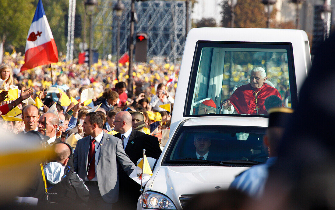France, Paris, pope Benedict 16 arriving to esplanade des Invalides, crowd
