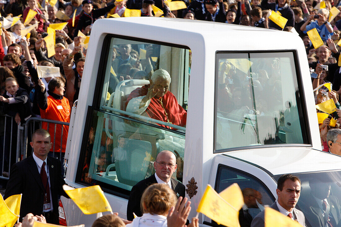 France, Paris, Esplanade des Invalides, pope Benedict 16 celebrating mass
