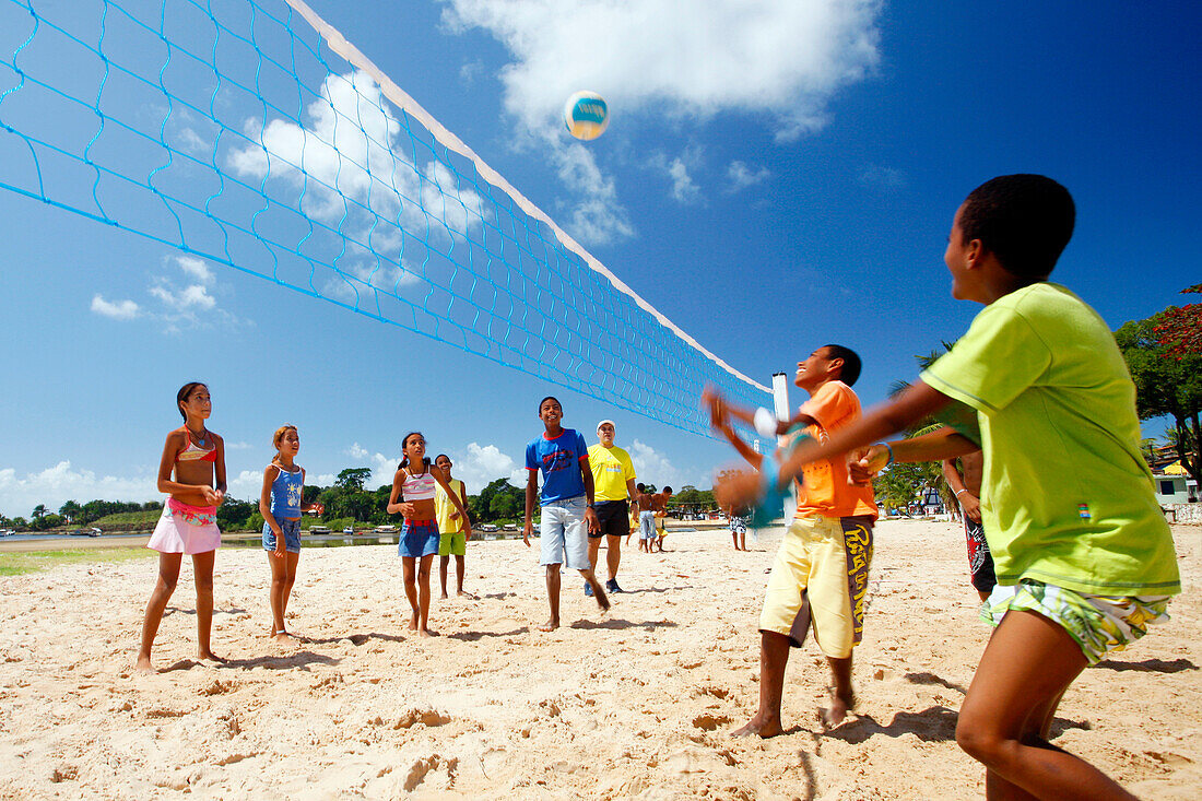 Brazil, Bahia, Itacaré, volley-ball on the beach, children