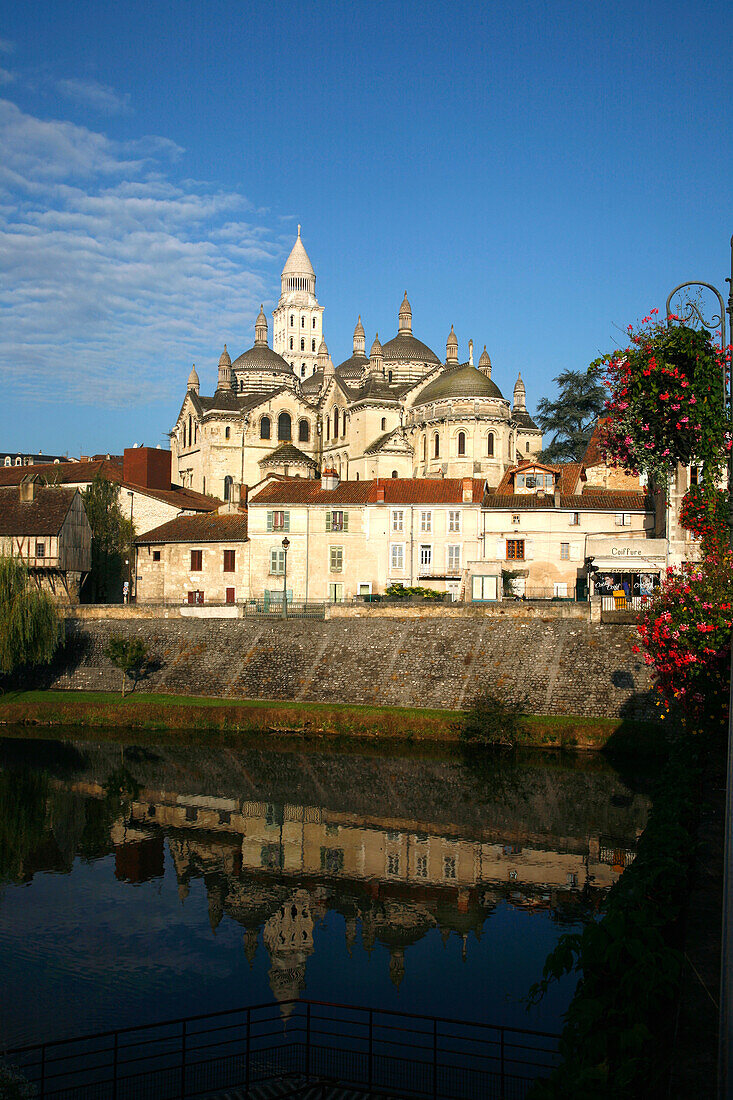 France, Aquitaine, Dordogne, Périgord,  Perigueux, Saint Front cathedral (Unesco world heritage) and Isle river