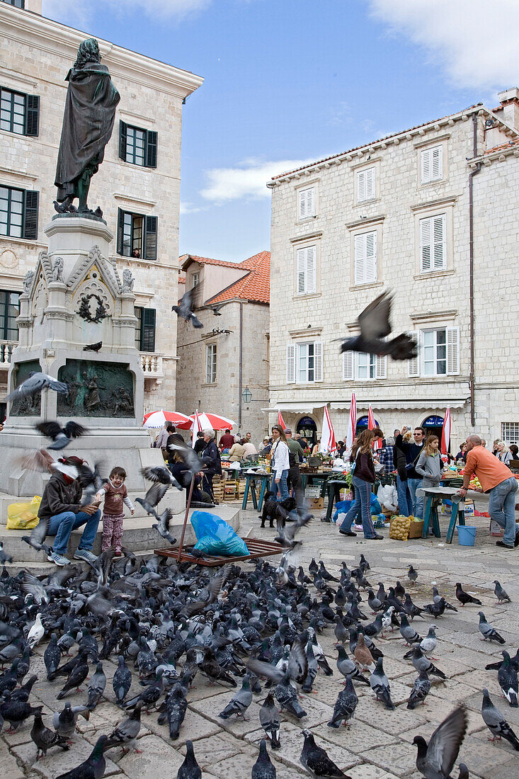 Croatia, Dubrovnik, market on Gundulic square