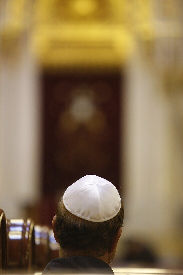 Hongrie, Budapest, Prayer in  the Great Synagogue in Budapest  (Dohany Street Synagogue).