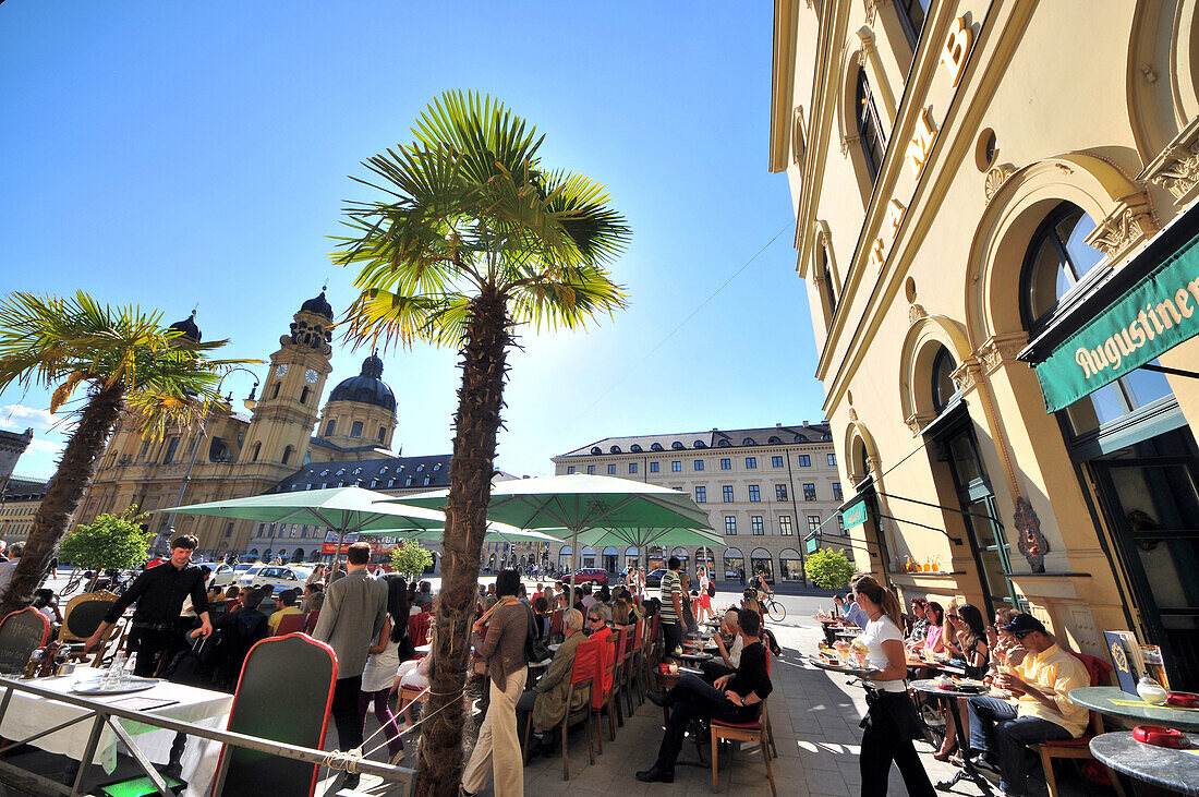 People at Cafe Tambosi am Odeonsplatz mit Theatinerkirche, München, Bayern, Deutschland, Europe