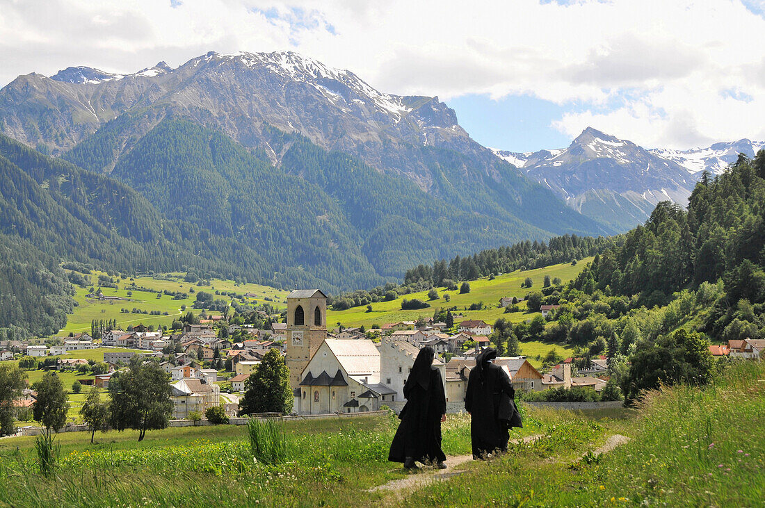 Zwei Nonnen vor dem Kloster von Müstair im Münstertal, Graubünden, Schweiz, Europa