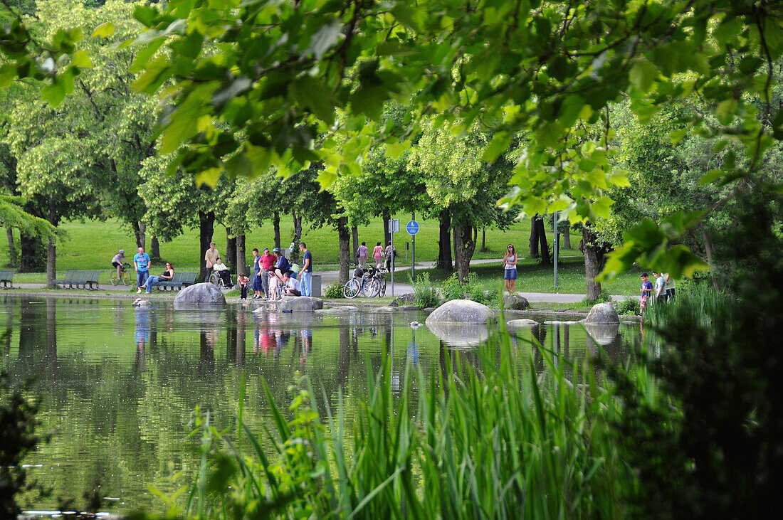 Menschen an einem Teich im Westpark, München, Bayern, Deutschland, Europa