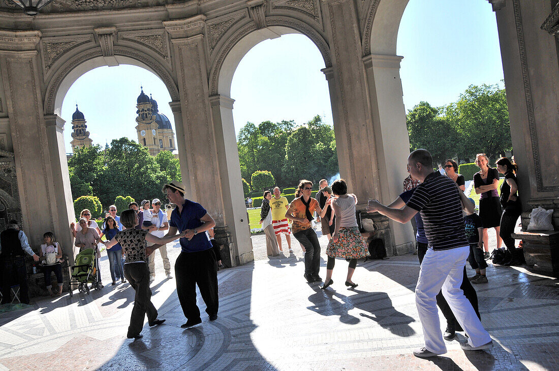 Menschen tanzen im Dianatempel im Hofgarten, München, Bayern, Deutschland, Europa