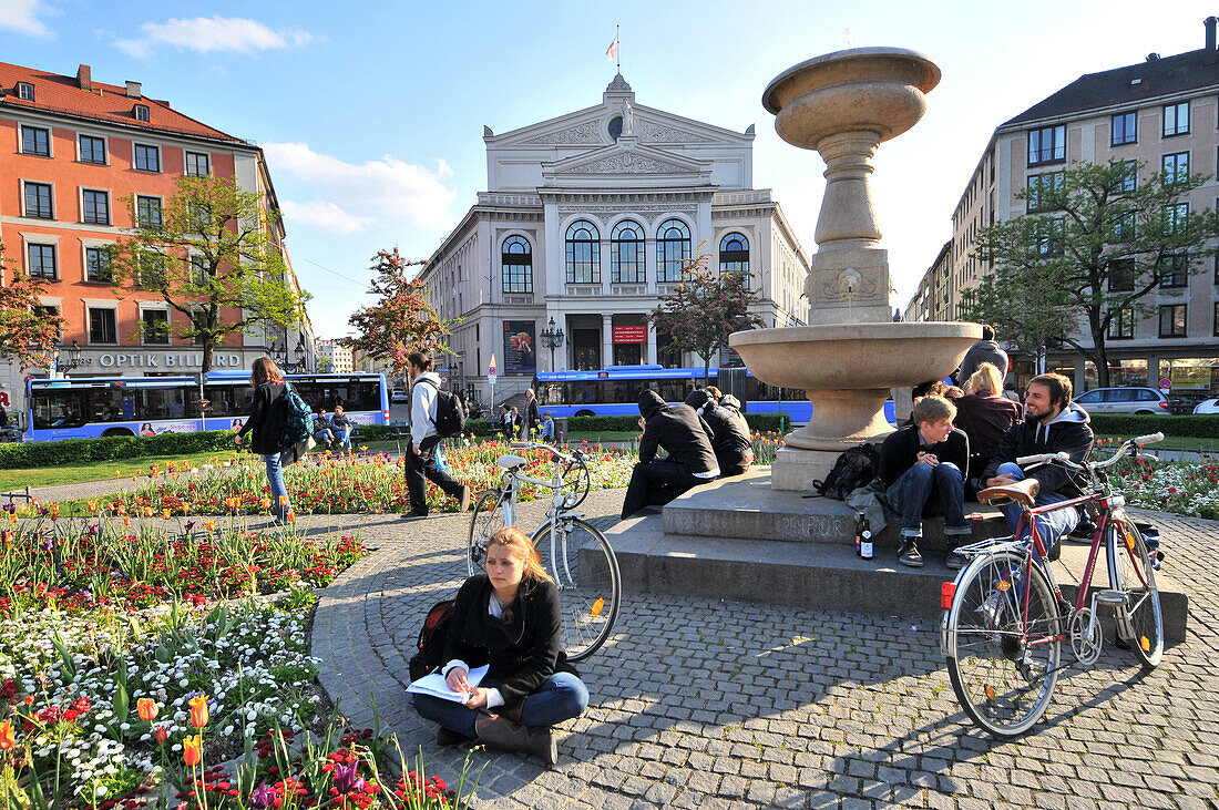 Blick auf Menschen am Gärtnerplatz mit Theater, München, Bayern, Deutschland, Europa