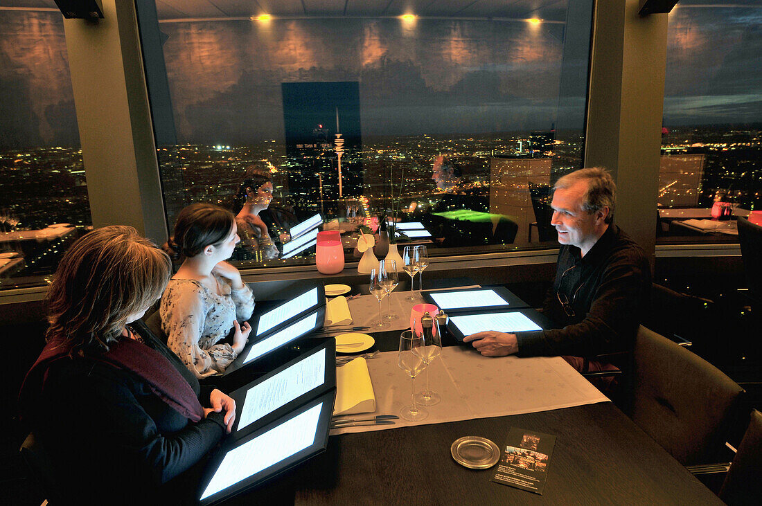 Menschen im Restaurant 181 im Olympiaturm am Abend, München, Bayern, Deutschland, Europa