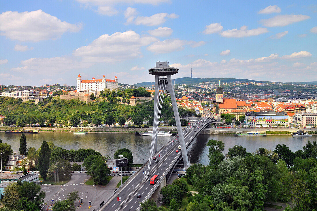 Blick mit Burg und neuer Brücke an der Donau, Bratislava, Slowakei, Europa